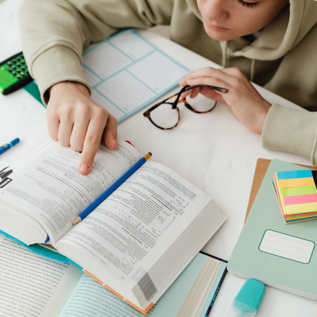 Etudiante révisant un livre pour les cours