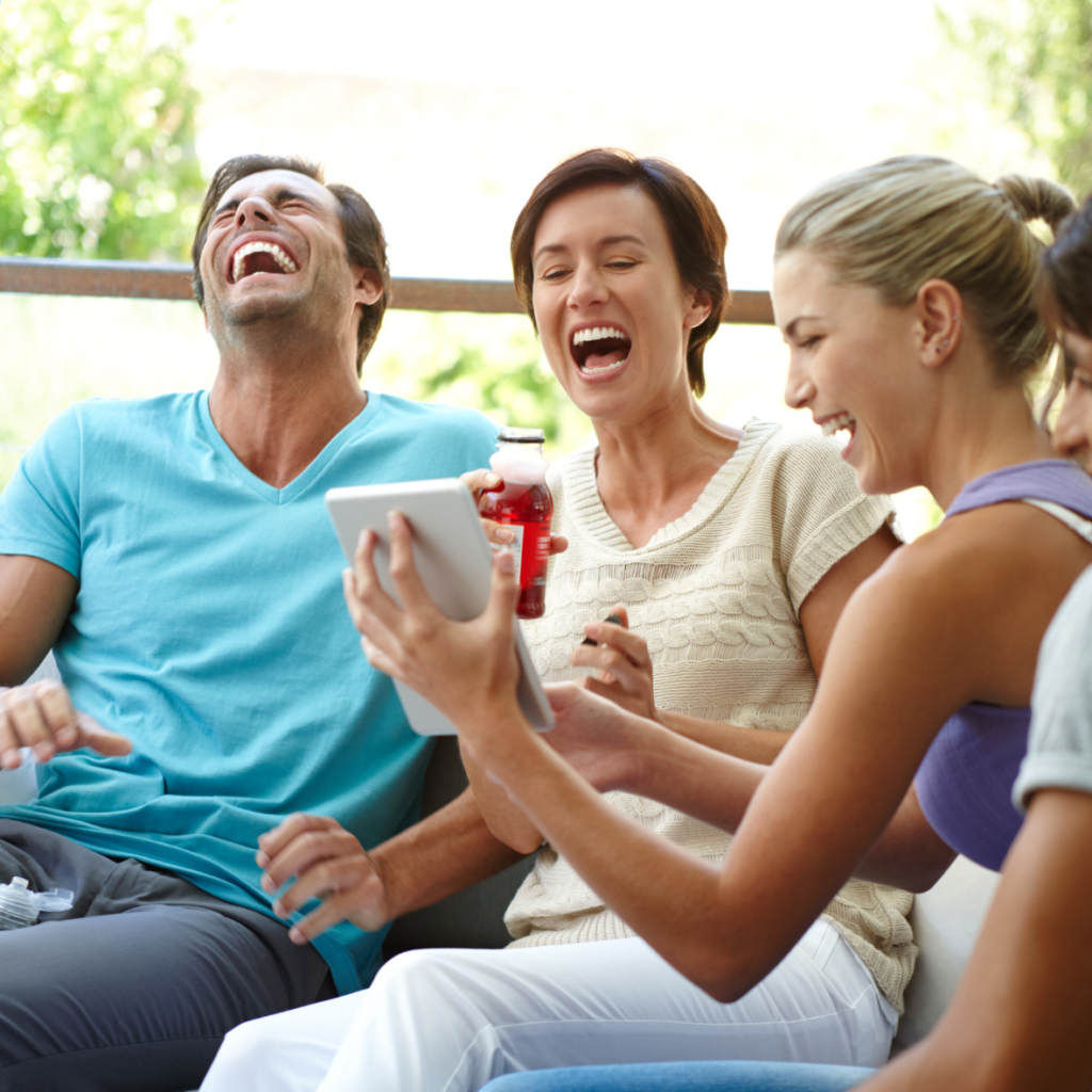 Groupe de personnes en train de rire